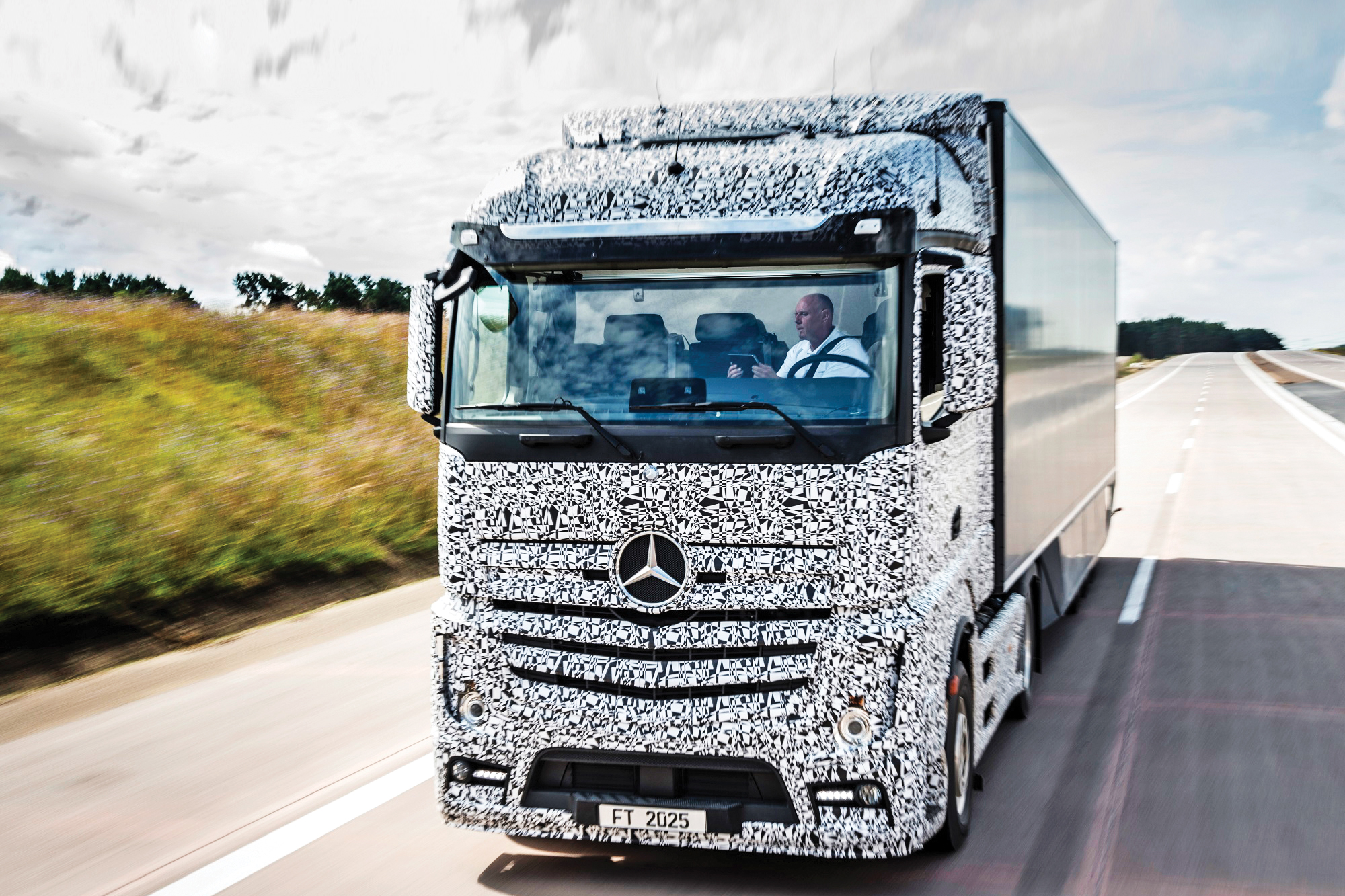 Mercedes-Benz self-driving truck revealed