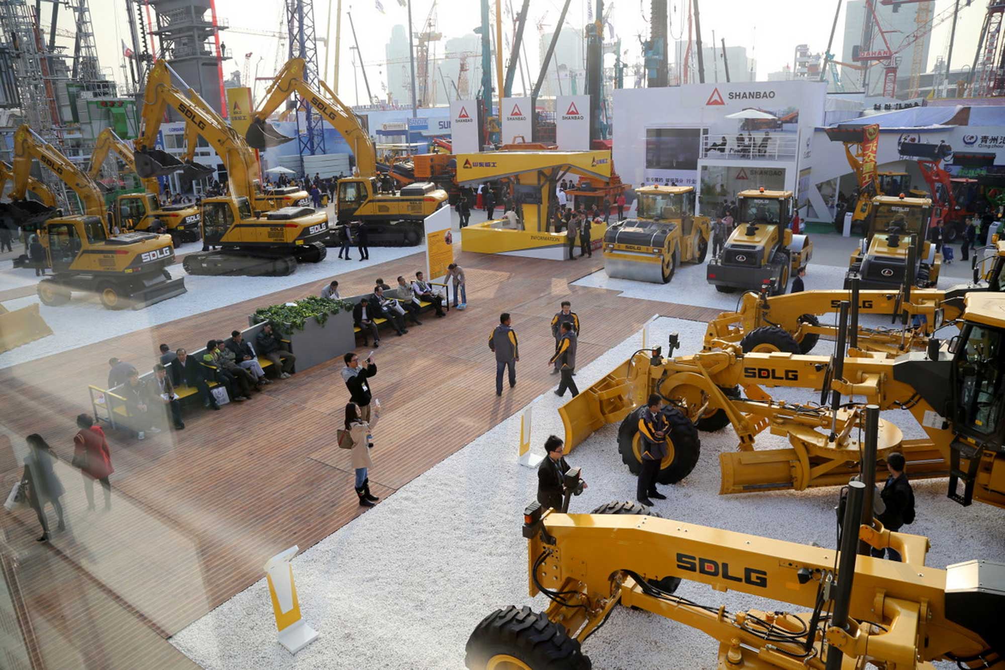 SDLG mixes greatest hits with new releases at bauma China 2014