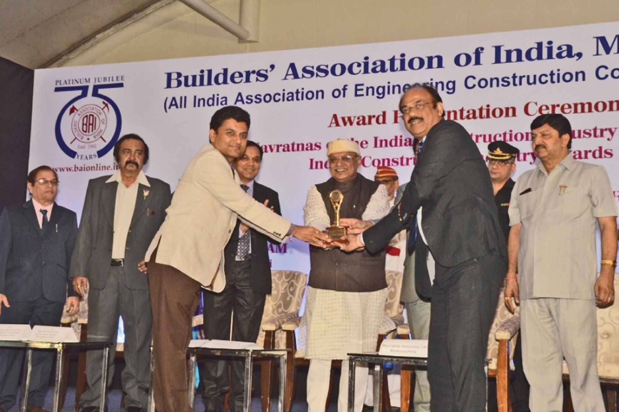 KYB–Conmat bags ‘Sarvottam Manufacturer of Concrete Batching Plant’ award