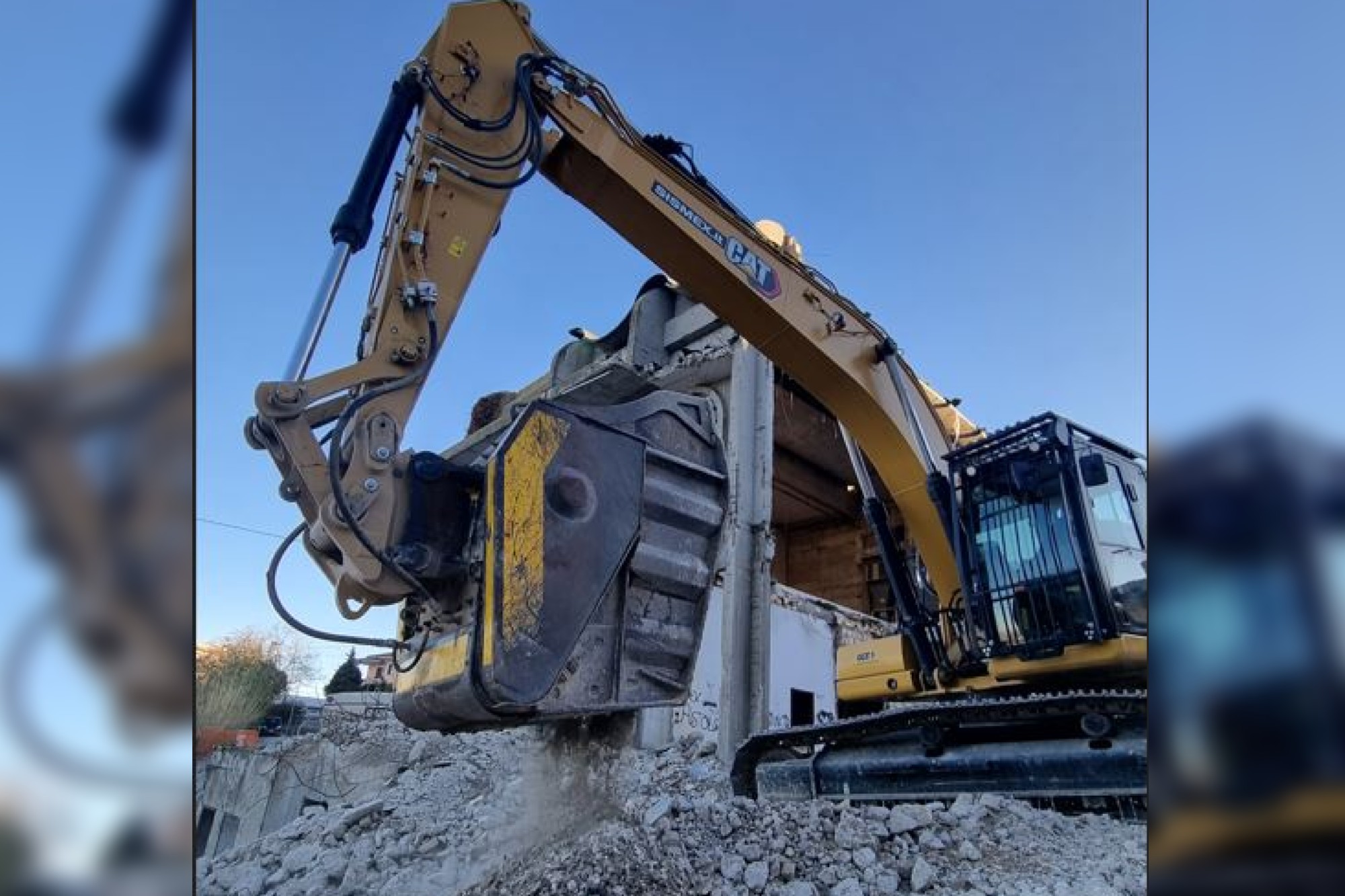 A journey from the successful experiment of an Italian company to the Vegas strip: to prove how easy it is to recover demolition debris with MB Crusher crusher buckets.