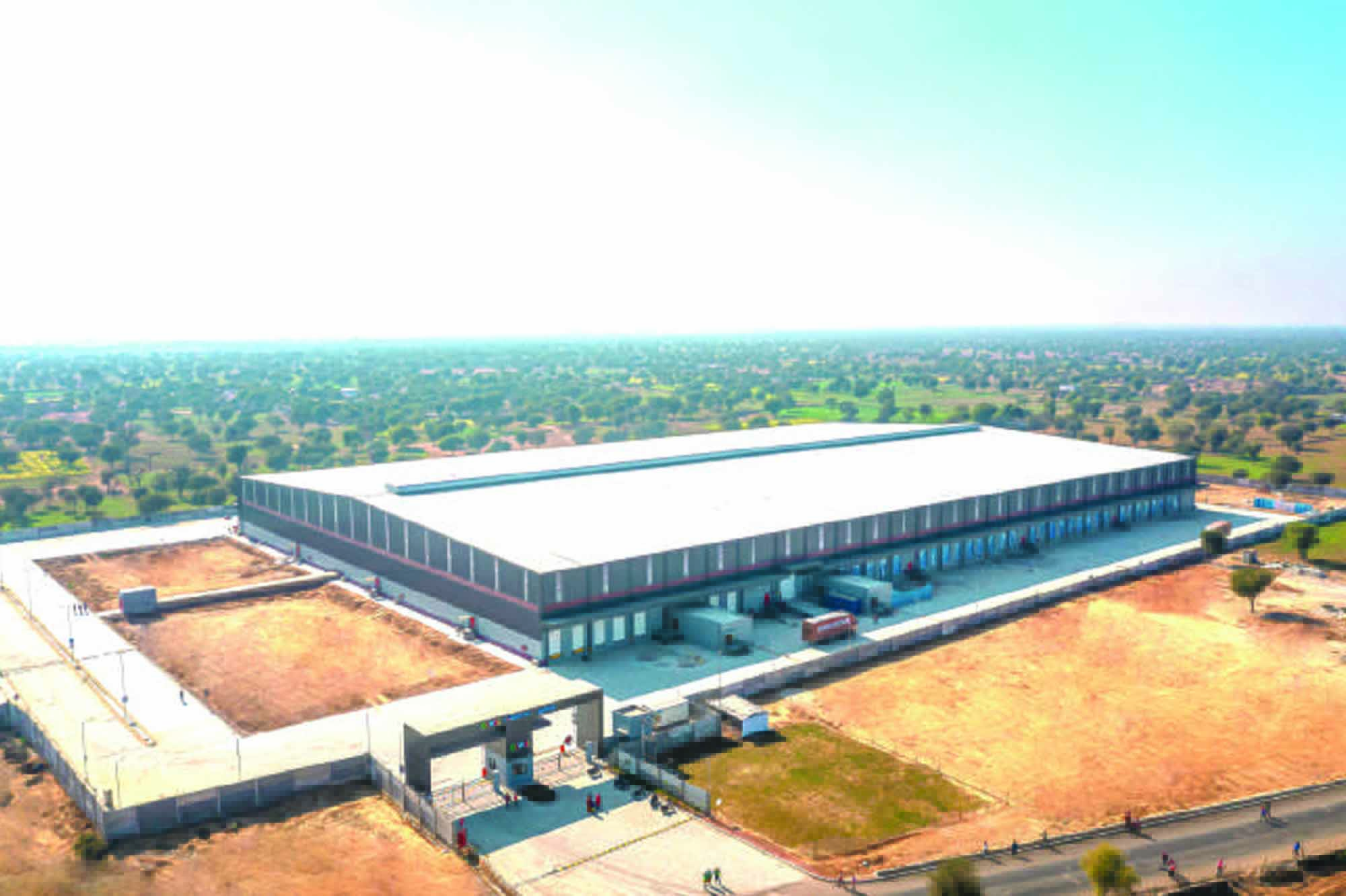 Nahar Industrial Enterprises Ltd. envisioned a warehouse in Jaipur, Rajasthan, that would be tall and change industry standards. They joined together with Everest Industries and sought to establish a reliable and innovative warehouse.