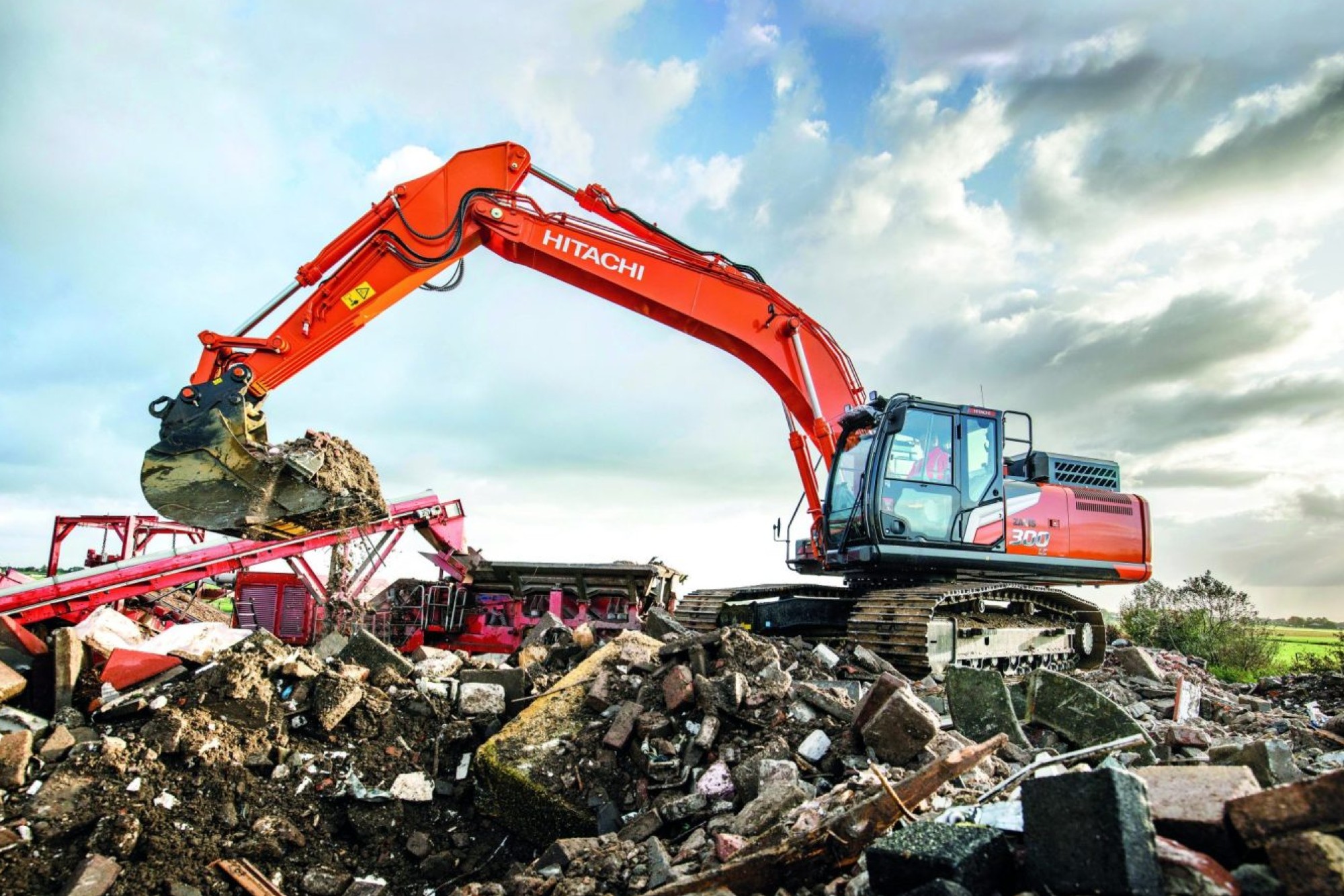 Hitachi Construction Machinery Americas has recently expanded its ZAXIS-7 line of medium and large excavators with the introduction of six new models, namely the ZX250LC-7, ZX300LC-7, ZX350LC-7, ZX490LC-7, ZX690LC-7, and ZX890LC-7.
