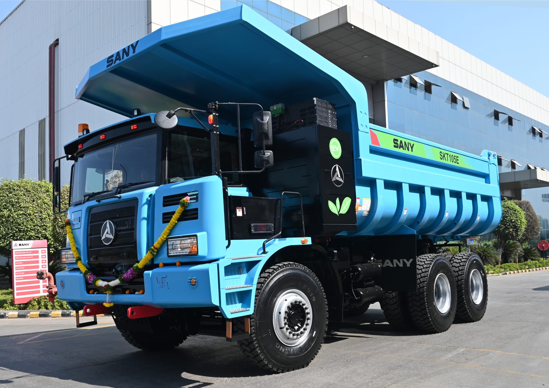 The SKT105E Electric Dump Truck represents a new era in mining technology, combining local expertise with global innovation. Designed to meet the rigorous demands of open-cast mining operations, this fully electric off-highway dump truck boasts exceptional energy efficiency and cost-effectiveness.