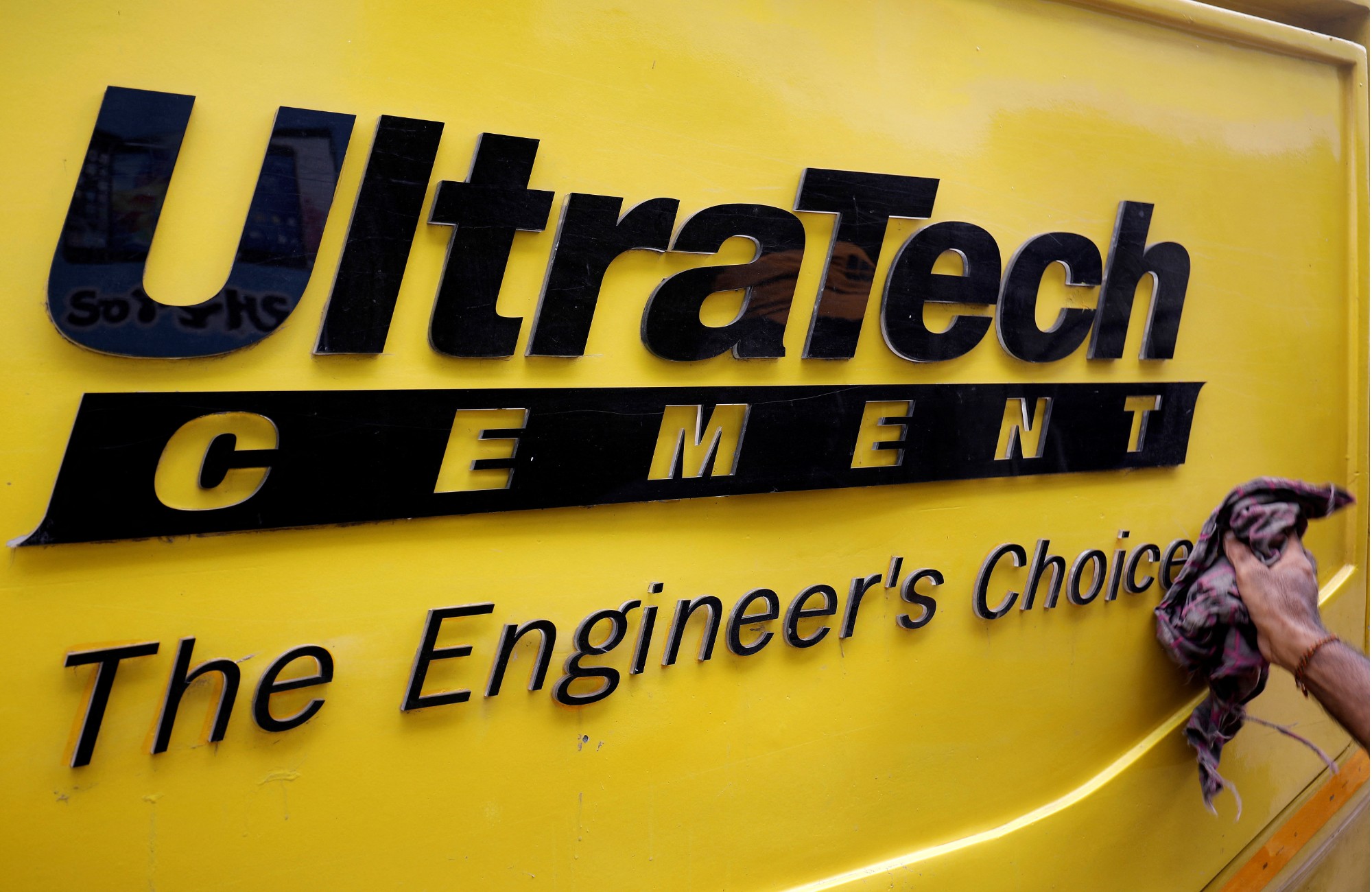 Ultratech Cement revealed its intention to acquire a grinding unit from India Cements in Maharashtra for ₹ 315 crore. This unit will be capable of producing 1.1 million tonnes per annum (mtpa).