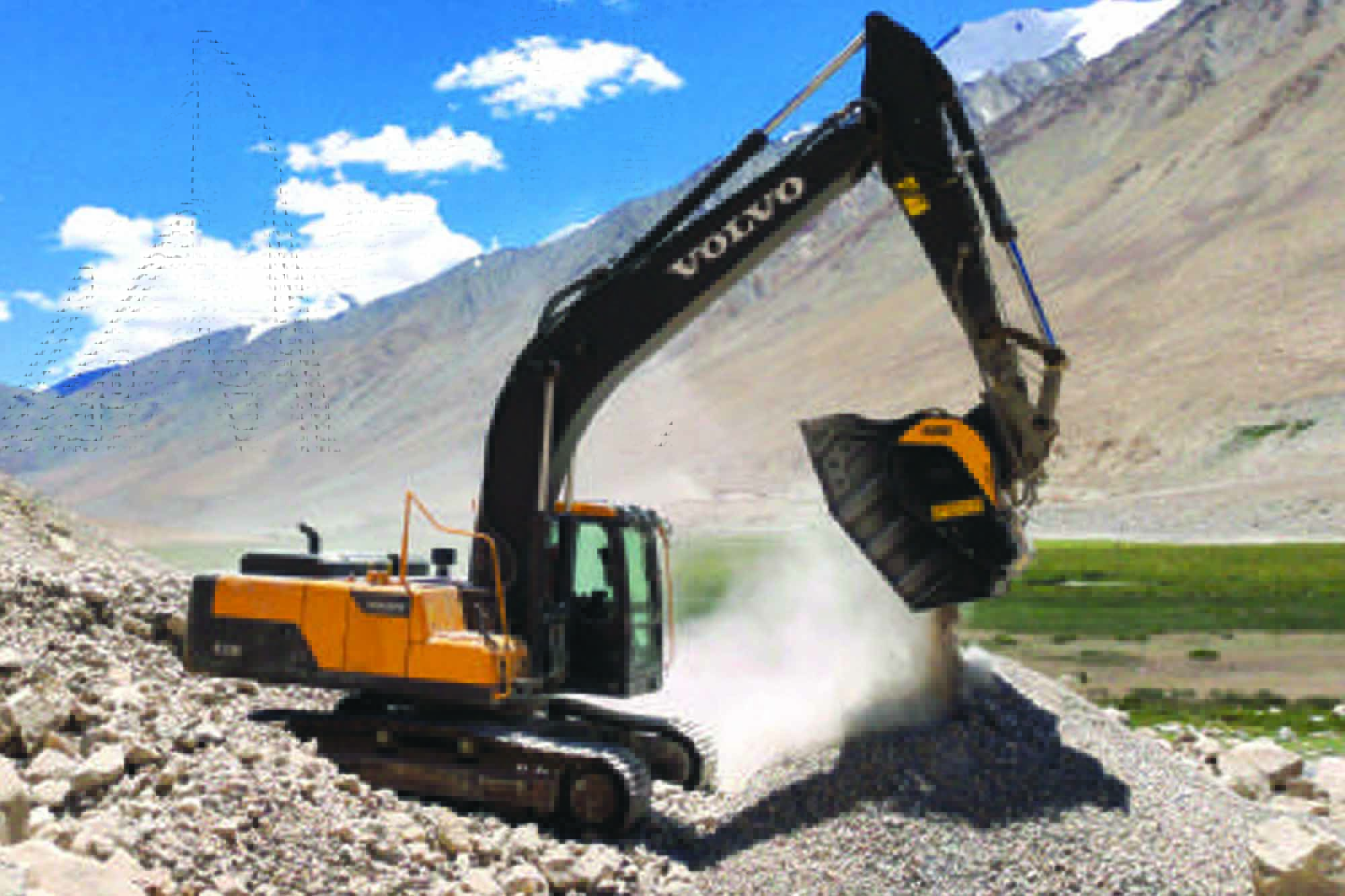 Incorporating advancements in crushing and screening technology, MB Crusher revolutionizes mineral processing operations by seamlessly transforming excavators or backhoe loaders into multifunctional units.