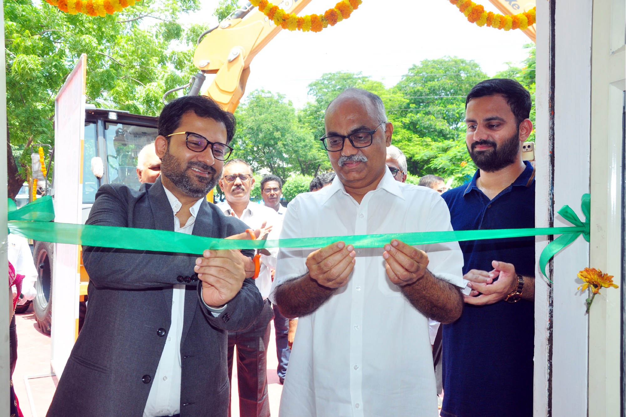 Mr. Shalabh Chaturvedi, Managing Director, CASE Construction Equipment – India & SAARC region, along with Mr. Venkata Krishnamohan Yelamanchi, Chairman of SEPS and Mr. Venkata Manmohan Yelamanchi, Dealer Principal of SEPS, inaugurating the new dealership at Vijayawada _ B2B