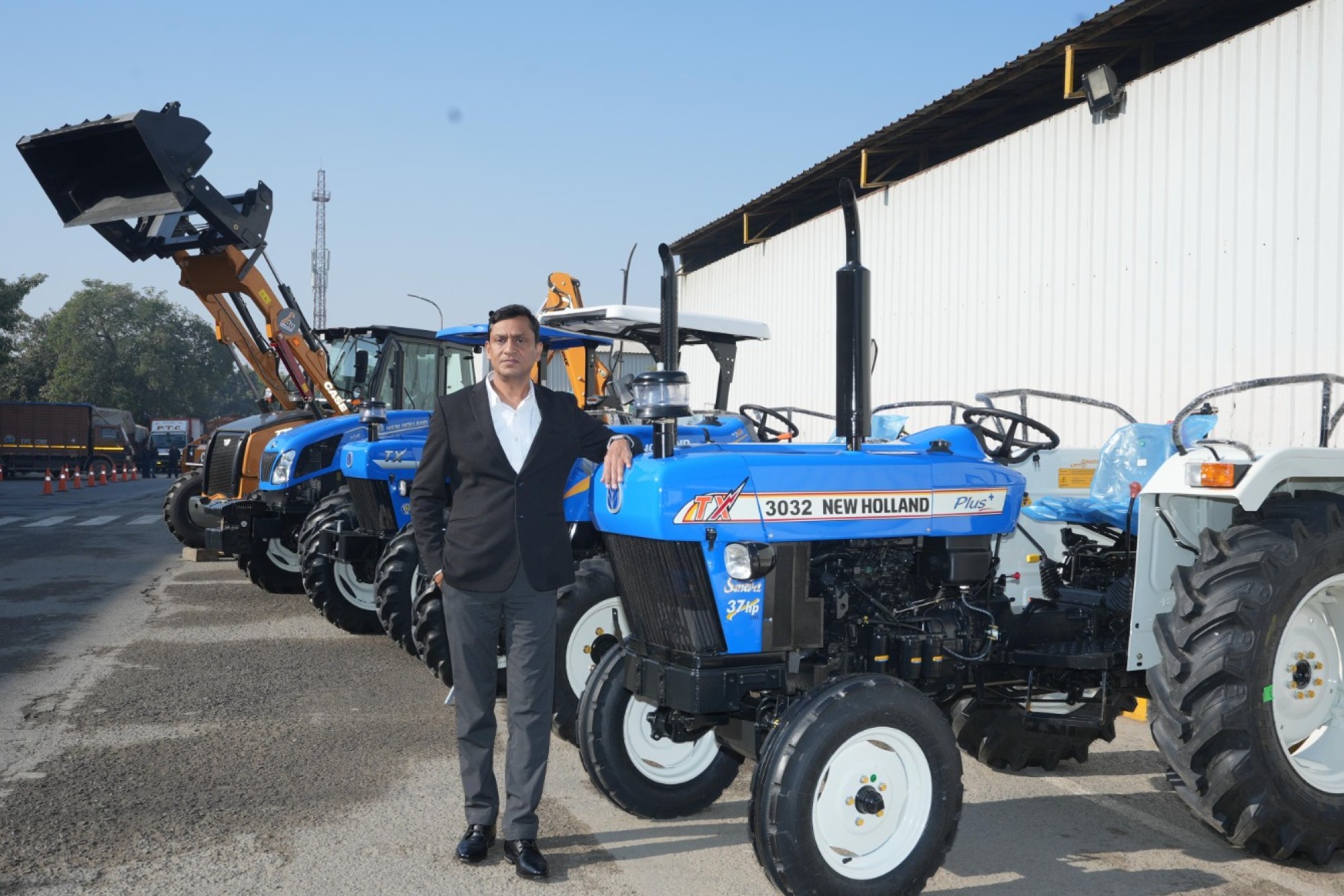 Narinder_Mittal_President_and_Managing_Director_CNH_India_with_the_product_line-up_B2B